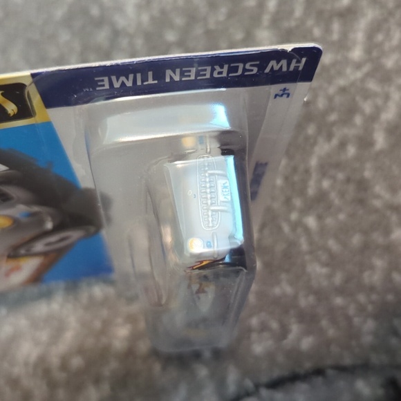 Brand new Hot wheels Barbie car with Ken license plate - Picture 5 of 8